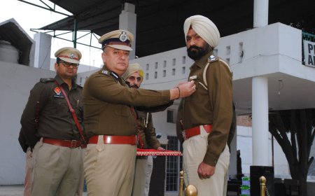 ਥਾਣਾ ਸਿਟੀ ਮਲੋਟ ਵਿਖੇ ਮੁੱਖ ਅਫਸਰ ਵਜੋਂ ਸੇਵਾਵਾਂ ਨਿਭਾ ਰਹੇ ਐੱਸ.ਐੱਚ.ਓ ਸ. ਗੁਰਦੀਪ ਸਿੰਘ ਨੂੰ ਡੀ.ਜੀ.ਪੀ ਡਿਸਕ ਨਾਲ ਕੀਤਾ ਸਨਮਾਨਿਤ