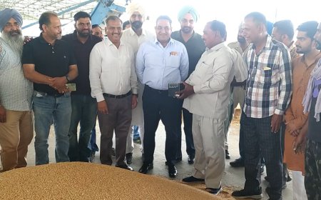 ਮਲੋਟ ਦੇ ਉਪ ਮੰਡਲ ਅਧਿਕਾਰੀ ਡਾ. ਸੰਜੀਵ ਗੋਇਲ ਵੱਲੋਂ ਰਸਮੀ ਤੌਰ ਤੇ ਕਰਵਾਈ ਕਣਕ ਦੀ ਬੋਲੀ