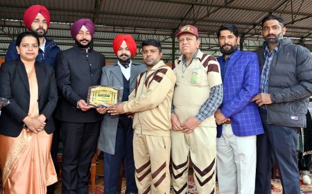 ਅੱਖਾਂ ਦਾਨ ਸੰਮਤੀ ਮਲੋਟ ਨੂੰ ਗਣਤੰਤਰ ਦਿਵਸ ਸਮਾਰੋਹ ਮੌਕੇ ਕੀਤਾ ਗਿਆ ਸਨਮਾਨਿਤ