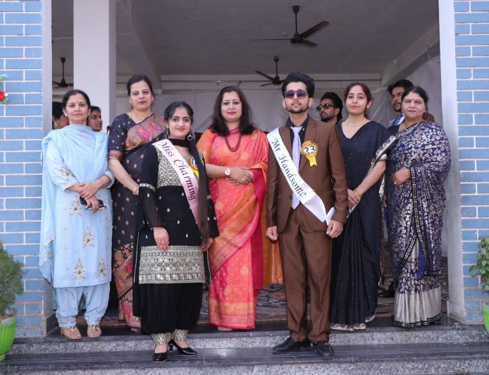 ਐੱਸ.ਡੀ ਸੀਨੀਅਰ ਸੈਕੰਡਰੀ ਸਕੂਲ ਮਲੋਟ ਵਿੱਚ ਧੂਮਧਾਮ ਨਾਲ ਕੀਤੀ ਗਈ ਦੱਸਵੀਂ ਅਤੇ ਬਾਰ੍ਹਵੀਂ ਜਮਾਤ ਦੀ ਸਲਾਨਾ ਵਿਦਾਇਗੀ ਪਾਰਟੀ