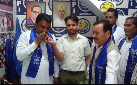 ਕੇਂਦਰੀ ਮੰਤਰੀ ਸ਼੍ਰੀ ਰਾਮਦਾਸ ਅੱਠਵਾਲੇ ਤੀਸਰੀ ਵਾਰ ਲੋਕ ਸਭਾ ਦੇ ਮੈਂਬਰ ਚੁਣੇ ਜਾਣ ਤੇ ਪਾਰਟੀ ਦੇ ਅਹੁਦੇਦਾਰਾਂ ਅਤੇ ਮੈਂਬਰਾਂ ਵਿੱਚ ਵੰਡੇ ਗਏ ਲੱਡੂ