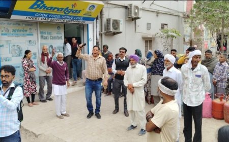 ਗਿੱਦੜਬਾਹਾ ਵਿੱਚ ਗੈਸ ਸਿਲੰਡਰ ਨਾ ਮਿਲਣ ਕਰਕੇ ਭੜਕੇ ਲੋਕ, ਗੈਸ ਏਜੰਸੀ ਬਾਹਰ ਕੀਤਾ ਰੋਸ ਪ੍ਰਦਰਸ਼ਨ