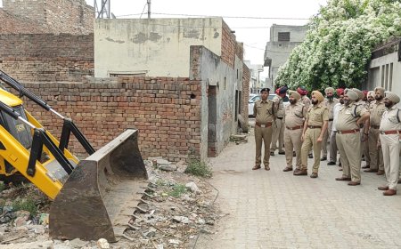 ਸ਼੍ਰੀ ਮੁਕਤਸਰ ਸਾਹਿਬ ਵਿੱਚ ਨਸ਼ਾ ਤਸਕਰ ਵੱਲੋਂ ਗੈਰ ਕਾਨੂੰਨੀ ਤਰੀਕੇ ਨਾਲ ਬਣਾਈ ਇਮਾਰਤ 'ਤੇ ਚੱਲਿਆ ਬੁਲਡੋਜ਼ਰ