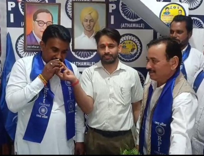 ਕੇਂਦਰੀ ਮੰਤਰੀ ਸ਼੍ਰੀ ਰਾਮਦਾਸ ਅੱਠਵਾਲੇ ਤੀਸਰੀ ਵਾਰ ਲੋਕ ਸਭਾ ਦੇ ਮੈਂਬਰ ਚੁਣੇ ਜਾਣ ਤੇ ਪਾਰਟੀ ਦੇ ਅਹੁਦੇਦਾਰਾਂ ਅਤੇ ਮੈਂਬਰਾਂ ਵਿੱਚ ਵੰਡੇ ਗਏ ਲੱਡੂ