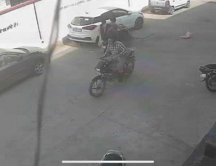 ਮਲੋਟ ਦੇ ਸਰਕਾਰੀ ਸੀਨੀਅਰ ਸੈਕੰਡਰੀ ਸਕੂਲ (ਕੁੜੀਆਂ) ਦੇ ਸਾਹਮਣੇ ਦਿਨ ਦਿਹਾੜੇ ਚੋਰ ਪਰਸ ਖੋਹ ਕੇ ਹੋਇਆ ਰਫੂਚੱਕਰ