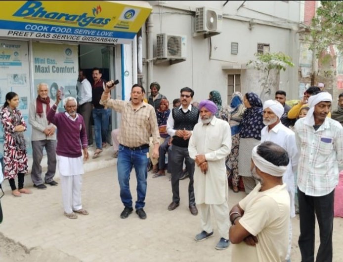 ਗਿੱਦੜਬਾਹਾ ਵਿੱਚ ਗੈਸ ਸਿਲੰਡਰ ਨਾ ਮਿਲਣ ਕਰਕੇ ਭੜਕੇ ਲੋਕ, ਗੈਸ ਏਜੰਸੀ ਬਾਹਰ ਕੀਤਾ ਰੋਸ ਪ੍ਰਦਰਸ਼ਨ
