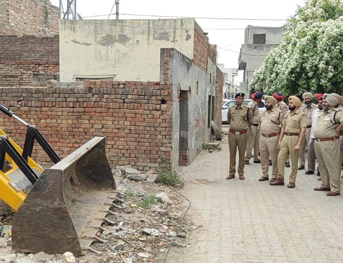 ਸ਼੍ਰੀ ਮੁਕਤਸਰ ਸਾਹਿਬ ਵਿੱਚ ਨਸ਼ਾ ਤਸਕਰ ਵੱਲੋਂ ਗੈਰ ਕਾਨੂੰਨੀ ਤਰੀਕੇ ਨਾਲ ਬਣਾਈ ਇਮਾਰਤ 'ਤੇ ਚੱਲਿਆ ਬੁਲਡੋਜ਼ਰ