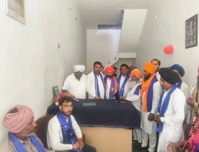 ਰਿਪਬਲਿਕਨ ਪਾਰਟੀ ਆਫ ਇੰਡੀਆ ਦੇ ਵਾਈਸ ਪ੍ਰਧਾਨ ਕੁਲਵੰਤ ਸਿੰਘ ਮਾਨ ਸਿੰਘਵਾਲਾ ਦੀ ਅਗਵਾਈ ਹੇਠ ਪਾਰਟੀ ਦਫ਼ਤਰ ਸ਼੍ਰੀ ਮੁਕਤਸਰ ਸਾਹਿਬ ਵਿਖੇ ਰੱਖੀ ਗਈ ਵਿਸ਼ੇਸ਼ ਮੀਟਿੰਗ