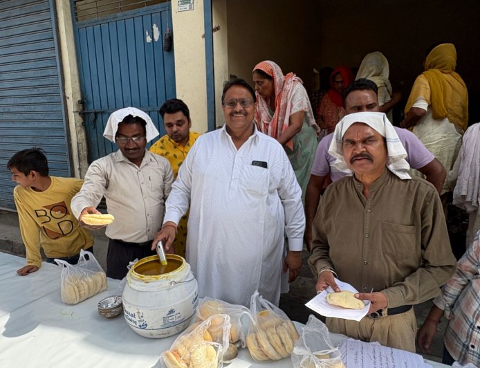 ਮਹਾਂਵੀਰ ਜੈਯੰਤੀ ਦੇ ਪਵਿੱਤਰ ਦਿਹਾੜੇ ਮੌਕੇ ਹਨੂੰਮਾਨ ਮੰਦਿਰ ਰੋਡ ਮਲੋਟ ਵਿਖੇ ਲਗਾਇਆ ਗਿਆ ਲੰਗਰ