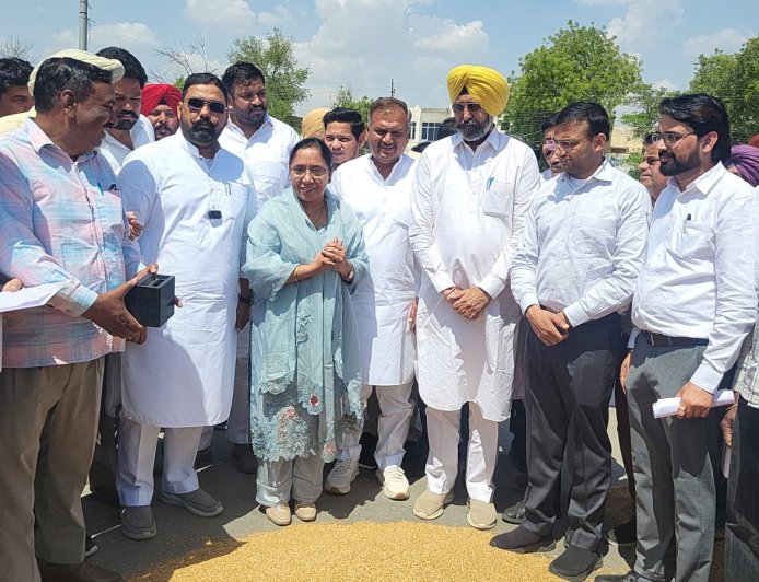 ਮਲੋਟ ਵਿੱਚ ਕੈਬਨਿਟ ਮੰਤਰੀ ਡਾ. ਬਲਜੀਤ ਕੌਰ ਨੇ ਕਣਕ ਦੀ ਖਰੀਦ ਕਰਵਾਈ ਸ਼ੁਰੂ