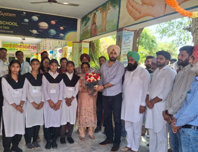 ਸਰਕਾਰੀ ਸੀਨੀਅਰ ਸੈਕੰਡਰੀ ਸਕੂਲ ਪੱਕੀ ਟਿੱਬੀ ਦੇ ਵਿਦਿਆਰਥੀਆਂ ਨੂੰ ਸਮਰਪਿਤ ਕੀਤੇ ਗਏ ਆਧੁਨਿਕ ਕਲਾਸ ਰੂਮ