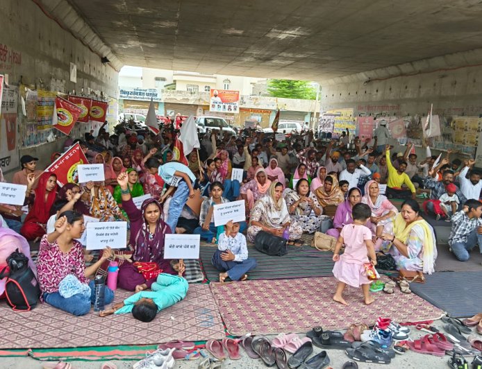 ਪਾਵਰਕਾਮ ਸੀ.ਐਚ.ਬੀ ਲਾਈਨਮੈਨ ਠੇਕਾ ਮੁਲਾਜ਼ਮ ਯੂਨੀਅਨ ਪੰਜਾਬ ਵੱਲੋਂ ਵਿਧਾਇਕ ਡਿੰਪੀ ਢਿੱਲੋ ਦੇ ਦਫ਼ਤਰ ਅੱਗੇ ਪਰਿਵਾਰ ਸਮੇਤ ਕੀਤਾ ਗਿਆ ਧਰਨਾ ਪ੍ਰਦਰਸ਼ਨ