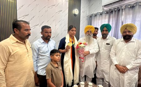 ਕੈਬਨਿਟ ਮੰਤਰੀ ਗੁਰਮੀਤ ਸਿੰਘ ਖੁੱਡੀਆਂ ਨੇ ਗੋਲਡ ਮੈਡਲਿਸਟ ਕਬੱਡੀ ਖਿਡਾਰਨ ਸਿਮਰਨ ਕੰਬੋਜ ਦਾ ਕੀਤਾ ਸਨਮਾਨ