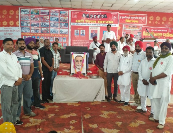 ਮਲੋਟ ਡਰਾਈਵਰ ਏਕਤਾ ਕਾਰ ਸੇਵਾ ਸੁਸਾਇਟੀ ਦੇ ਮੈਂਬਰਾਂ ਨੇ ਅਮਰ ਸ਼ਹੀਦ ਰਾਜ ਸਿੰਘ ਕਾਮਰੇਡ ਜੀ ਨੂੰ ਮਜ਼ਦੂਰ ਦਿਵਸ ਮੌਕੇ ਸ਼ਰਧਾਂਜਲੀ ਕੀਤੀ ਭੇਂਟ