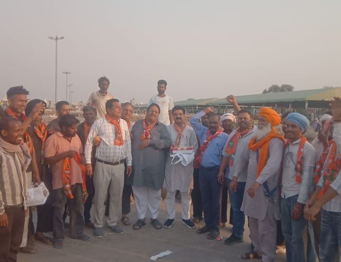 ਤਿੰਨ ਸਟੇਟਾਂ ਵਿੱਚ ਬੀ.ਜੇ.ਪੀ ਦੀ ਸ਼ਾਨਦਾਰ ਜਿੱਤ ਦੀ ਖੁਸ਼ੀ ਵਿੱਚ ਸੂਰਜ ਕੁਮਾਰ ਲੁਗਰੀਆ ਸੈਕੇਟਰੀ ਗੱਲਾ ਅਨਾਜ ਮੰਡੀ ਮਜ਼ਦੂਰ ਸੰਘ ਮਲੋਟ ਨੇ ਵੰਡੇ ਲੱਡੂ