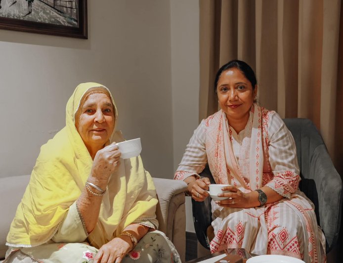 ਪੰਜਾਬ ਦੇ ਮੁੱਖ ਮੰਤਰੀ ਭਗਵੰਤ ਮਾਨ ਦੇ ਮਾਤਾ ਹਰਪਾਲ ਕੌਰ ਪਹੁੰਚੇ ਮਲੋਟ, ਕੈਬਨਿਟ ਮੰਤਰੀ ਡਾਕਟਰ ਬਲਜੀਤ ਕੌਰ ਵੱਲੋਂ ਕੀਤਾ ਸਵਾਗਤ