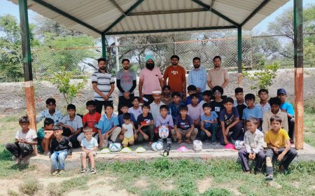 ਮਲੋਟ ਨੇੜਲੇ ਪਿੰਡ ਪੱਕੀ ਟਿੱਬੀ ਵਿੱਚ ਗਰਾਊਂਡ ਵਿੱਚ ਆਉਣ ਵਾਲੇ ਬੱਚਿਆਂ ਨੂੰ ਵੰਡੀ ਗਈ ਮੁਫ਼ਤ ਖੇਡ ਸਮੱਗਰੀ