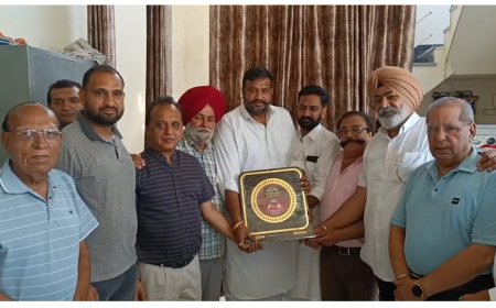ਮਲੋਟ ਨਗਰ ਕੌਂਸਲ ਦਾ ਪ੍ਰਧਾਨ ਬਣਨ ਤੇ ਜੋਨੀ ਗਰਗ ਨੂੰ ਵਪਾਰ ਮੰਡਲ ਨੇ ਕੀਤਾ ਸਨਮਾਨਿਤ
