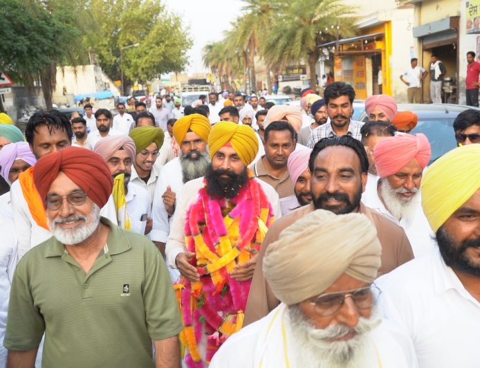 ਰਣਧੀਰ ਸਿੰਘ ਧੀਰਾ ਖੁੱਡੀਆਂ ਦੇ ਲੰਬੀ ਹਲਕੇ ਵਿੱਚ ਪਹੁੰਚਣ ਤੇ ਇਲਾਕਾ ਨਿਵਾਸੀਆਂ ਨੇ ਗਰਮਜੋਸ਼ੀ ਨਾਲ ਕੀਤਾ ਸਵਾਗਤ