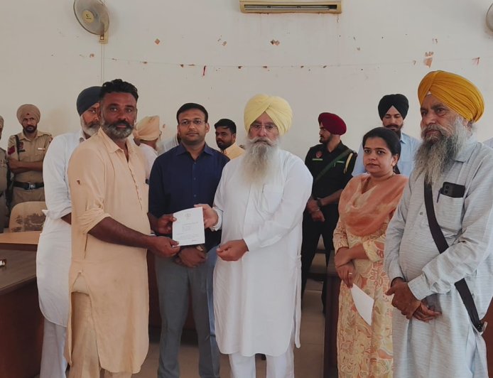 ਕੈਬਨਿਟ ਮੰਤਰੀ ਗੁਰਮੀਤ ਸਿੰਘ ਖੁੱਡੀਆਂ ਨੇ ਲੰਬੀ ਦੇ ਪਿੰਡਾਂ ‘ਚ ਵੰਡੇ ਸਹਾਇਤਾ ਰਾਸ਼ੀ ਦੇ ਚੈੱਕ