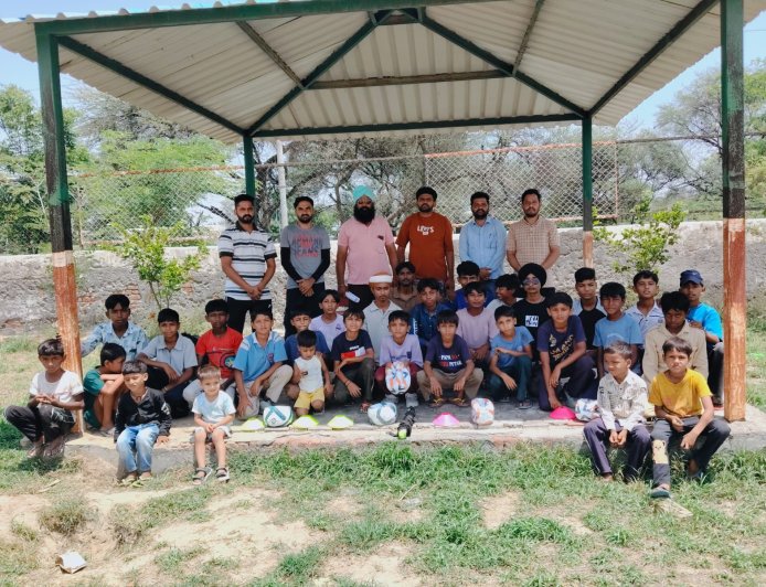 ਮਲੋਟ ਨੇੜਲੇ ਪਿੰਡ ਪੱਕੀ ਟਿੱਬੀ ਵਿੱਚ ਗਰਾਊਂਡ ਵਿੱਚ ਆਉਣ ਵਾਲੇ ਬੱਚਿਆਂ ਨੂੰ ਵੰਡੀ ਗਈ ਮੁਫ਼ਤ ਖੇਡ ਸਮੱਗਰੀ