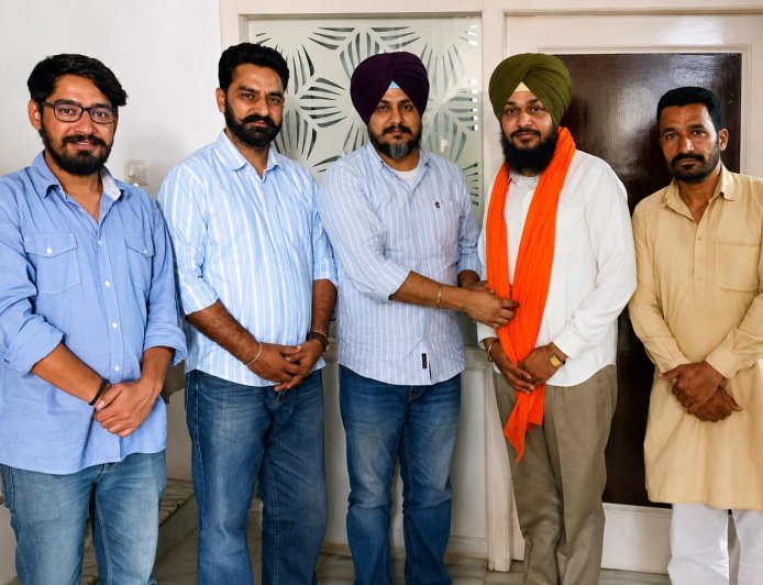 ਚੇਅਰਮੈਨ ਸੁਖਜਿੰਦਰ ਸਿੰਘ ਕਉਣੀ ਨੇ ਨਵ-ਨਿਯੁਕਤ ਚੇਅਰਮੈਨ ਗੁਰਪ੍ਰੀਤ ਸਿੰਘ ਵਿਰਦੀ ਦੇ ਗ੍ਰਹਿ ਵਿਖੇ ਪਹੁੰਚ ਕੇ ਦਿੱਤੀਆਂ ਵਧਾਈਆਂ