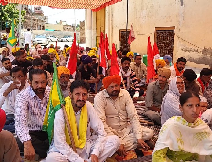 ਪਿੰਡ ਬਾਦਲ ਦੀ ਸਰਕਾਰੀ ITI ਬੰਦ ਕਰਨ ਦੇ ਵਿਰੋਧ 'ਚ ਮੰਤਰੀ ਖੁੱਡੀਆਂ ਦੇ ਘਰ ਅੱਗੇ ਧਰਨਾ