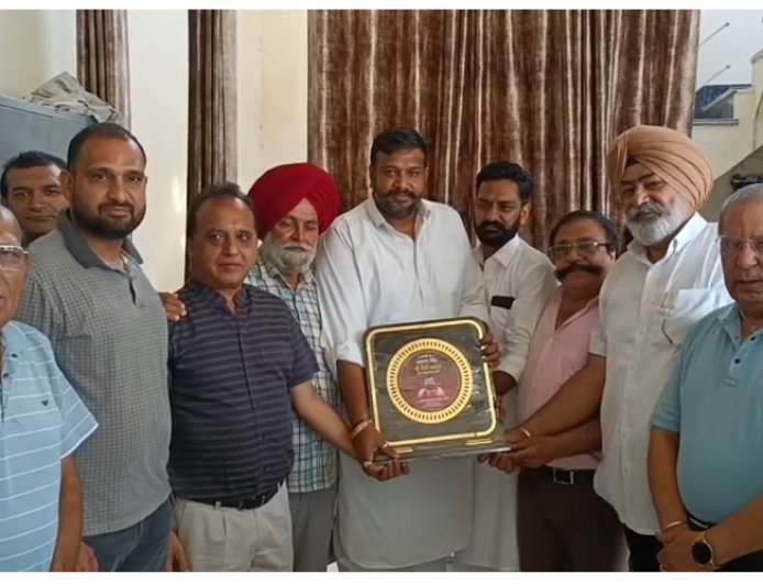 ਮਲੋਟ ਨਗਰ ਕੌਂਸਲ ਦਾ ਪ੍ਰਧਾਨ ਬਣਨ ਤੇ ਜੋਨੀ ਗਰਗ ਨੂੰ ਵਪਾਰ ਮੰਡਲ ਨੇ ਕੀਤਾ ਸਨਮਾਨਿਤ