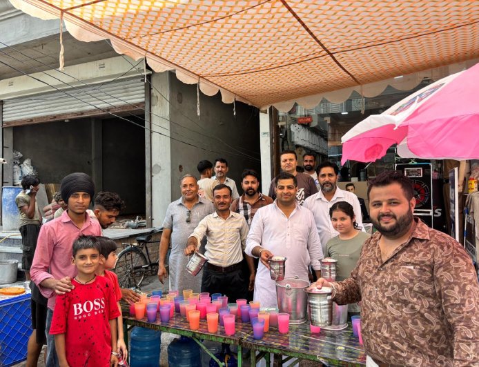 ਮਲੋਟ ਵਿੱਚ ਮਾਡਰਨ ਟੇਲਰ ਵੱਲੋਂ ਲਗਾਈ ਗਈ ਠੰਡੇ-ਮਿੱਠੇ ਜਲ ਦੀ ਛਬੀਲ