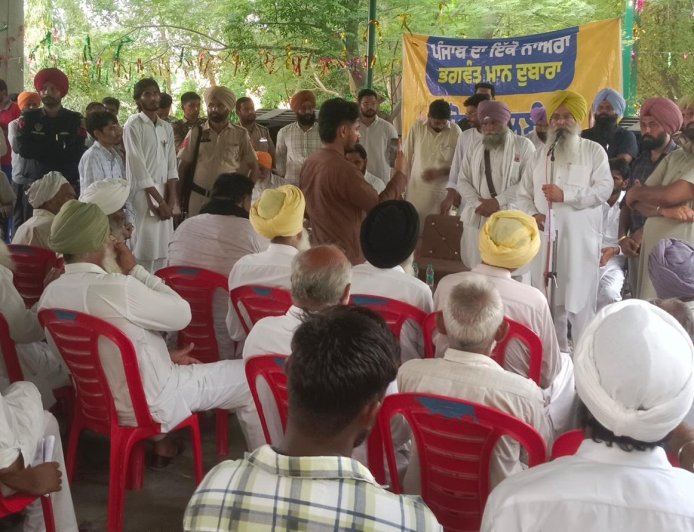 ਲੰਬੀ ਹਲਕੇ ‘ਚ ਕੈਬਨਿਟ ਮੰਤਰੀ ਗੁਰਮੀਤ ਸਿੰਘ ਖੁੱਡੀਆਂ ਨੇ ਲੋਕ ਮਿਲਣੀ ਦੌਰਾਨ ਲੋਕਾਂ ਦੀਆਂ ਸੁਣੀਆਂ ਮੁਸ਼ਕਿਲਾਂ