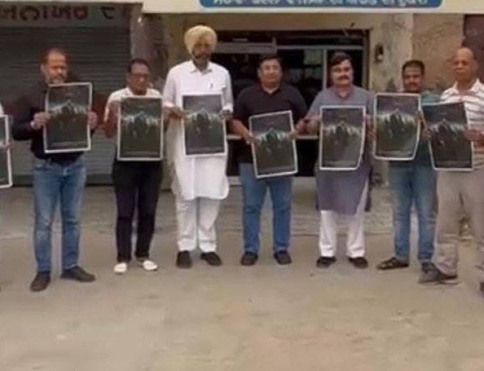 ਦਾਣਾ ਮੰਡੀ ਮਲੋਟ ਵਿਖੇ ਤਰਸੇਮ ਜੱਸੜ ਦੀ ਨਵੀਂ ਆ ਰਹੀ ਫਿਲਮ (ਦਸਤਾਰ) ਦਾ ਪੋਸਟਰ ਕੀਤਾ ਗਿਆ ਰਿਲੀਜ਼
