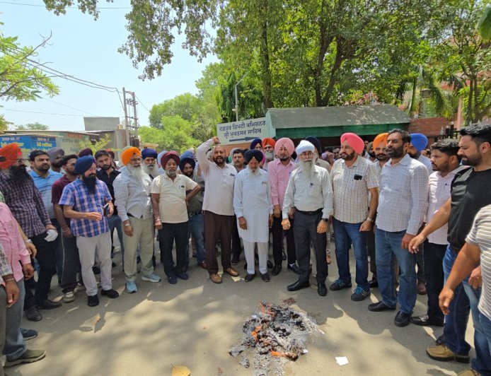 ਪੰਜਾਬ ਸਰਕਾਰ ਦੀਆਂ ਮੁਲਾਜ਼ਮ ਵਿਰੋਧੀ ਨੀਤੀਆਂ ਦੇ ਨੋਟੀਫਿਕੇਸ਼ਨ ਦੀਆਂ ਕਾਪੀਆਂ ਸਾੜ ਕੀਤਾ ਪ੍ਰਦਰਸ਼ਨ