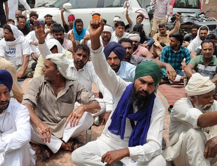 ਲੰਬੀ ਦੇ ਪਿੰਡ ਮਾਹੂਆਣਾ ਦੇ ਵਾਸੀਆਂ ਨੇ ਮਲੋਟ ਥਾਣੇ ਅੱਗੇ ਲਗਾ ਦਿੱਤਾ ਧਰਨਾ – ਪੜੋ ਪੂਰੀ ਖਬਰ