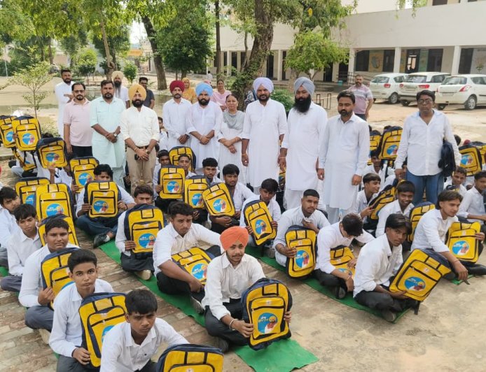 ਅਬੁਲਖੁਰਾਣਾ ਦੇ ਸਰਕਾਰੀ ਸੀਨੀਅਰ ਸੈਕੰਡਰੀ ਸਕੂਲ (ਲੜਕੇ) ਵਿੱਚ ਵਿਦਿਆਰਥੀਆਂ ਨੂੰ ਵੰਡੇ ਸਕੂਲ ਬੈਗ