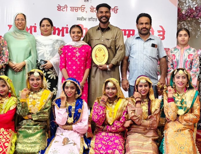 ਮਲੋਟ ਵਿੱਚ ਪ੍ਰੋਗਰਾਮ 'ਧੀਆਂ ਦੀਆਂ ਤੀਆਂ' ਦੌਰਾਨ ਡਾਇਮੰਡ ਭੰਗੜਾ ਅਕੈਡਮੀ ਵੱਲੋਂ ਸ਼ਾਨਦਾਰ ਪੇਸ਼ਕਾਰੀ