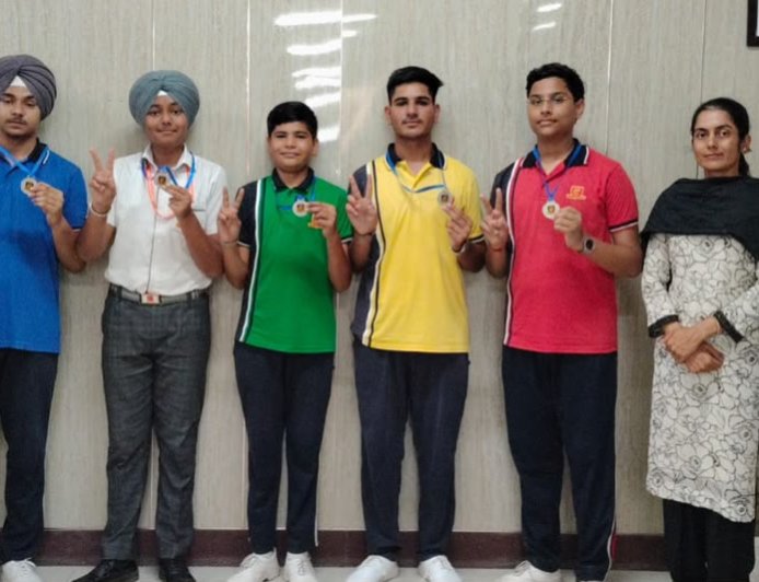 ਐਪਲ ਇੰਟਰਨੈਸ਼ਨਲ ਸਕੂਲ ਦੀ ਅੰਡਰ-17 Boys Chess Team ਨੇ ਜਿੱਤਿਆ ਸਿਲਵਰ ਮੈਡਲ