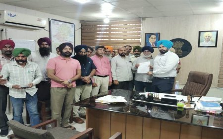 ਸ਼੍ਰੀ ਮੁਕਤਸਰ ਸਾਹਿਬ ’ਚ ਅਧਿਆਪਕ ਜੱਥੇਬੰਦੀਆਂ ਵੱਲੋਂ ਅਧਿਆਪਕਾਂ ਦੇ ਗੈਰ-ਵਿਦਿਅਕ ਕੰਮ ਬੰਦ ਕਰਨ ਲਈ ਸੌਂਪਿਆ ਮੰਗ ਪੱਤਰ