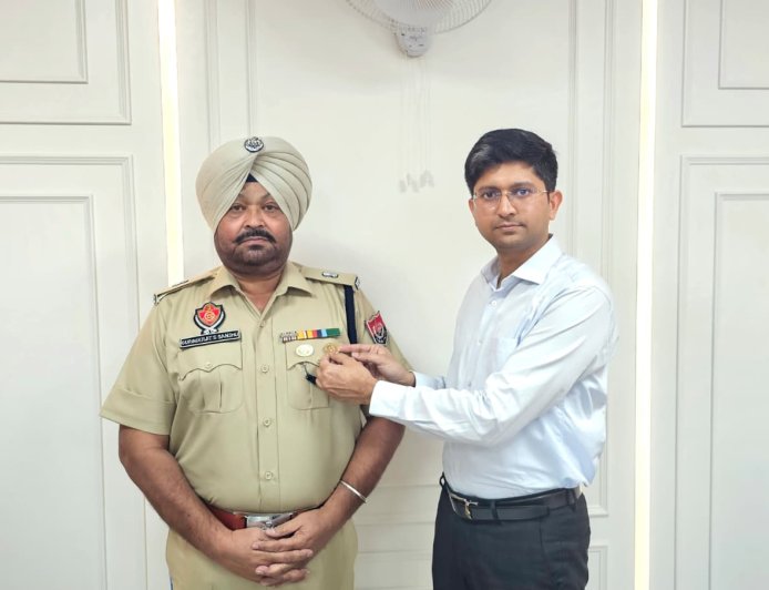 ਐੱਸ.ਪੀ (ਐਚ) ਗੁਰਿੰਦਰਜੀਤ ਸਿੰਘ ਸੰਧੂ ਆਪਣੀਆਂ ਸ਼ਾਨਦਾਰ ਸੇਵਾਵਾਂ ਲਈ ਡੀ.ਜੀ.ਪੀ ਡਿਸਕ ਨਾਲ ਸਨਮਾਨਿਤ