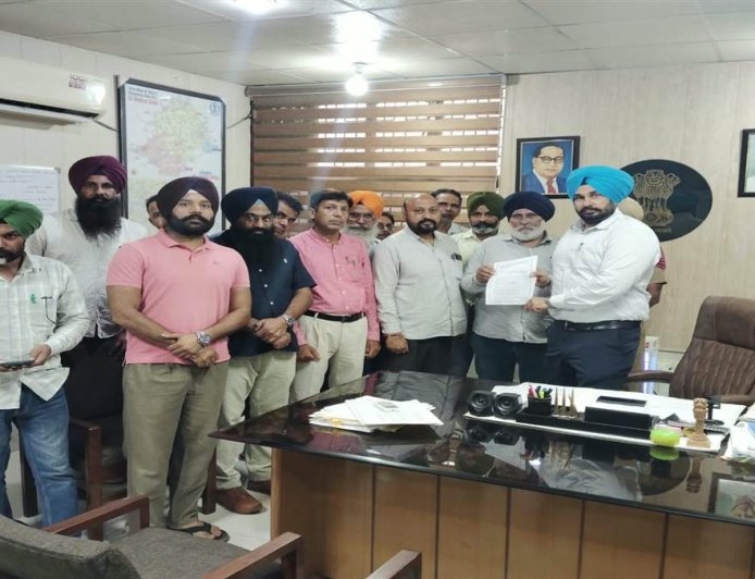 ਸ਼੍ਰੀ ਮੁਕਤਸਰ ਸਾਹਿਬ ’ਚ ਅਧਿਆਪਕ ਜੱਥੇਬੰਦੀਆਂ ਵੱਲੋਂ ਅਧਿਆਪਕਾਂ ਦੇ ਗੈਰ-ਵਿਦਿਅਕ ਕੰਮ ਬੰਦ ਕਰਨ ਲਈ ਸੌਂਪਿਆ ਮੰਗ ਪੱਤਰ
