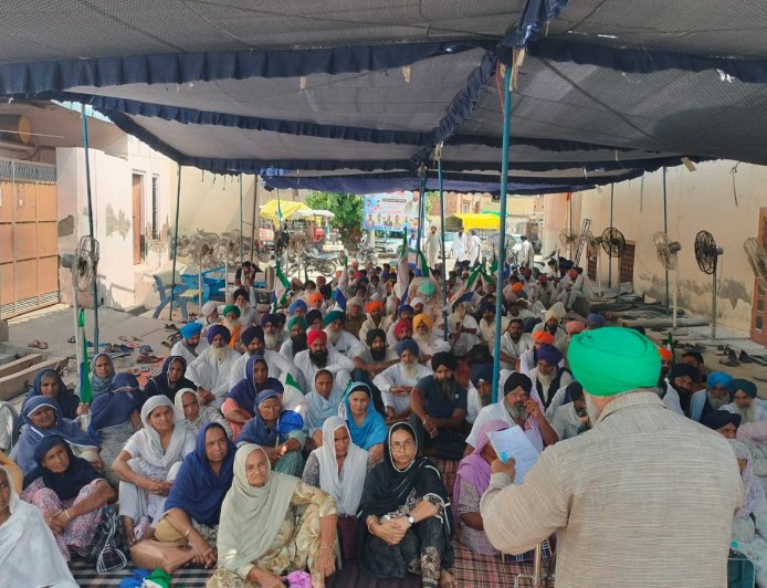 ਖੇਤੀਬਾੜੀ ਮੰਤਰੀ ਗੁਰਮੀਤ ਖੁੱਡੀਆਂ ਦੇ ਘਰ ਅੱਗੇ ਲੱਗਾ ਧਰਨਾ ਤੀਜੇ ਦਿਨ ਵਿੱਚ ਸ਼ਾਮਿਲ, ਕੱਲ ਨੂੰ ਪੰਜਾਬ ਵਿੱਚ ਰੇਲਾਂ ਦਾ ਚੱਕਾ ਜਾਮ ਦਾ ਐਲਾਨ