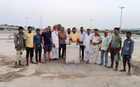 ਮਲੋਟ ਦਾਣਾ ਮੰਡੀ ਮਜਦੂਰਾਂ ਨੇ ਨਵੇਂ ਬਣ ਰਹੇ ਸ਼ੈੱਡਾਂ ਦੇ ਪਿੱਲਰਾਂ ਦਾ ਬਹੁਤ ਘੱਟ ਸਮੇਂ ਵਿੱਚ ਨਿਰਮਾਣ ਹੋਣ ਦੀ ਖੁਸ਼ੀ ਵਿੱਚ ਵੰਡੇ ਲੱਡੂ