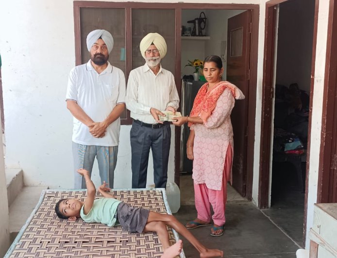 ਸ਼੍ਰੀ ਮੁਕਤਸਰ ਸਾਹਿਬ ‘ਚ ਸਰਬੱਤ ਦਾ ਭਲਾ ਚੈਰੀਟੇਬਲ ਟਰੱਸਟ ਨੇ ਅਪਾਹਜ ਅਤੇ ਅਧਰੰਗ ਤੋ ਪੀੜ੍ਹਿਤ ਮਾਂ ਦੀ ਫੜੀ ਲੰਮੇ ਸਮੇਂ ਲਈ ਬਾਂਹ