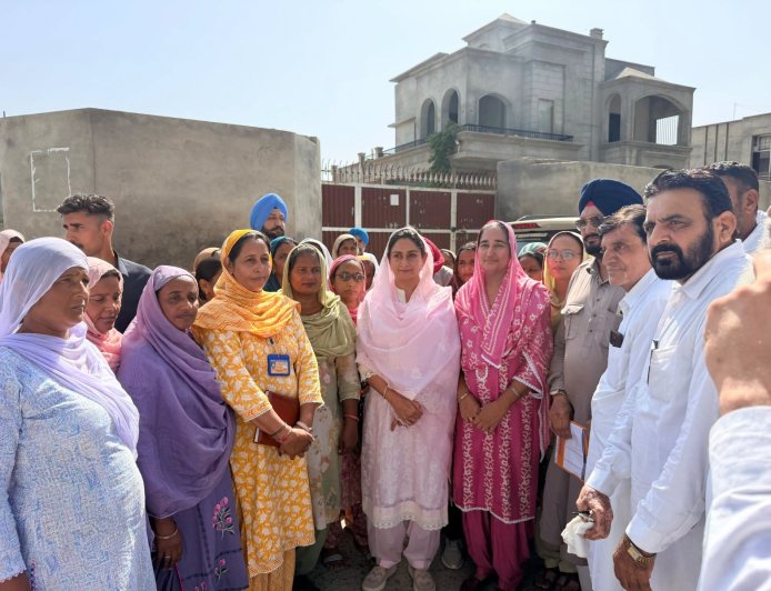 ਲੰਬੀ ਦੇ ਪਿੰਡ ਕੰਦੂਖੇੜਾ ਵਿਖੇ ਹਰਸਿਮਰਤ ਕੌਰ ਬਾਦਲ ਨੇ ਡੋਰ-ਟੂ-ਡੋਰ ਮੁਹਿੰਮ ਦੀ ਕੀਤੀ ਸ਼ੁਰੂਆਤ