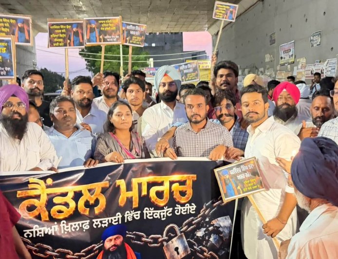 ਲੰਬੀ ਵਿੱਚ ਕਾਂਗਰਸੀ ਆਗੂ ਫਤਿਹ ਸਿੰਘ ਬਾਦਲ ਅਤੇ ਯੂਥ ਕਾਂਗਰਸੀ ਆਗੂ ਲਖਵਿੰਦਰ ਸਿੰਘ ਚੰਨੂ ਦੀ ਅਗਵਾਈ ‘ਚ ਕੱਢਿਆ ਕੈਂਡਲ ਮਾਰਚ