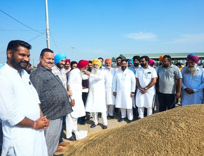 ਖੇਤੀਬਾੜੀ ਮੰਤਰੀ ਖੁੱਡੀਆਂ ਵੱਲੋਂ ਪੰਨੀਵਾਲਾ, ਆਲਮਵਾਲਾ ਅਤੇ ਮਿੱਡਾ ਵਿਖੇ ਕਰਵਾਈ ਗਈ ਝੋਨੇ ਦੀ ਖਰੀਦ ਦੀ ਸ਼ੁਰੂਆਤ