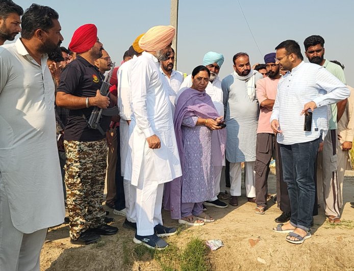 ਮਲੋਟ ਹਲਕੇ ਵਿੱਚ ਮੀਂਹ ਅਤੇ ਗੜ੍ਹੇਮਾਰੀ ਨਾਲ ਝੋਨੇ ਦੀ ਫ਼ਸਲ ਦੇ ਨੁਕਸਾਨ ਦਾ ਜਾਇਜ਼ਾ ਲੈਣ ਪਹੁੰਚੇ ਕੈਬਨਿਟ ਮੰਤਰੀ ਡਾ. ਬਲਜੀਤ ਕੌਰ