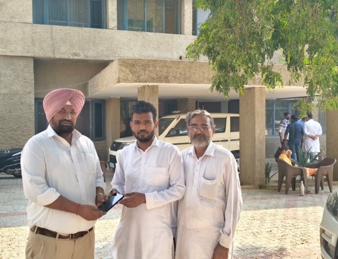 ਇਮਾਨਦਾਰੀ ਦੀ ਮਿਸਾਲ, ਗੁੰਮ ਹੋਇਆ ਮੋਬਾਇਨ ਫੋਨ ਕੀਤਾ ਅਸਲ ਮਾਲਕ ਦੇ ਹਵਾਲੇ